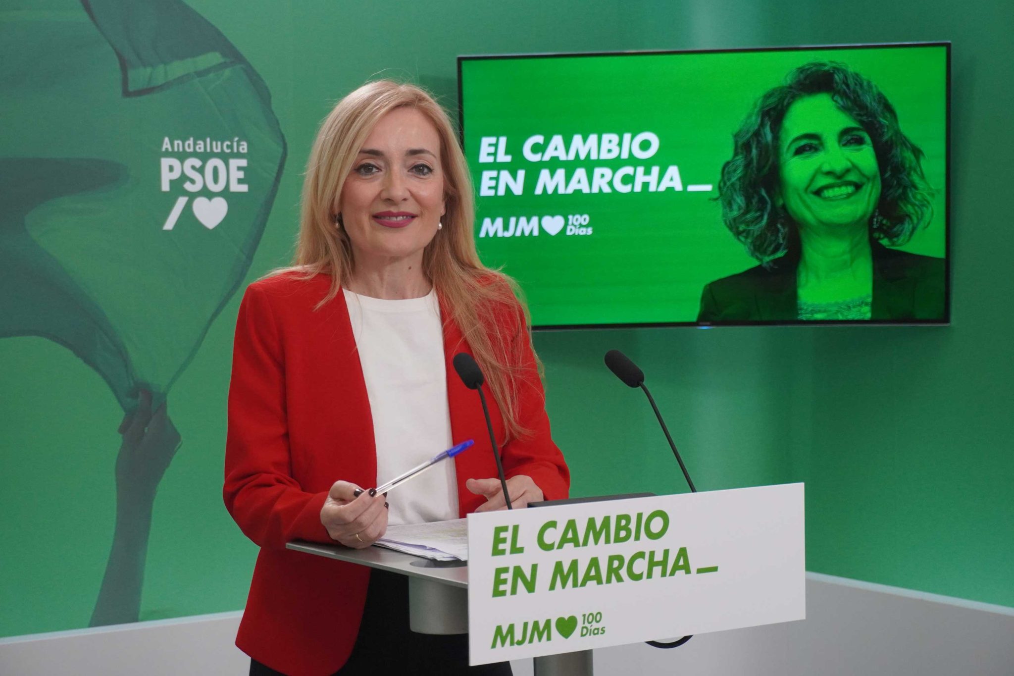 Carmen Castilla atiende a los medios de comunicación